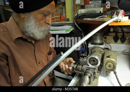 Uomo al lavoro su Mini macchina tornio, India, Asia Foto Stock