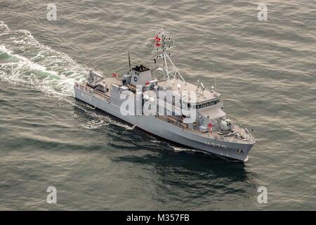 Mar Nero (5 febbraio 2018) NATO permanente contromisure Mine Gruppo 2 nave TCG Akcay (M270) la vela nel Mar Nero, 5 febbraio 2018. La NATO foto di GBRN LPhot Paolo Hall Foto Stock