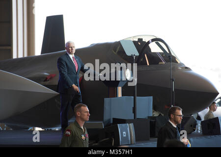 Vice Presidente Michael Pence indirizzi di membri di servizio durante una truppa di parlare, Febbraio 8, 2018 a Yokota Air Base, Giappone. Durante il suo discorso, Pence ha evidenziato l importanza dell'alleanza tra Stati Uniti e Giappone per mantenere la stabilità nella Indo-Asia regione del Pacifico. (U.S. Air Force foto di Airman 1. Classe Matthew Gilmore) Foto Stock