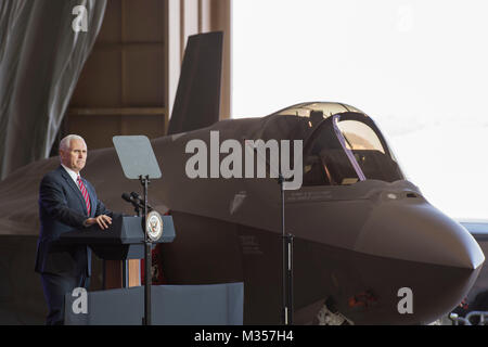 Vice Presidente Michael Pence indirizzi di membri di servizio durante una truppa di parlare, Febbraio 8, 2018 a Yokota Air Base, Giappone. Durante il suo discorso, Pence ha evidenziato l importanza dell'alleanza tra Stati Uniti e Giappone per mantenere la stabilità nella Indo-Asia regione del Pacifico. (U.S. Air Force foto di Airman 1. Classe Matthew Gilmore) Foto Stock