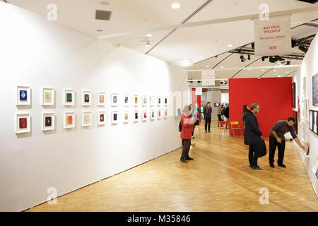 Parigi - 11 novembre: Fotofever arte fiera con persone, visitatori e collezionisti d'arte al Carrousel du Louvre a Novembre 11, 2017 a Parigi, Francia. Foto Stock