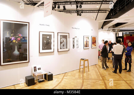 Parigi - 11 novembre: Fotofever arte fiera con persone, visitatori e collezionisti d'arte al Carrousel du Louvre a Novembre 11, 2017 a Parigi, Francia. Foto Stock