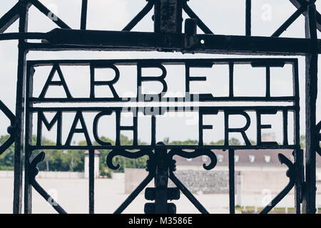 DACHAU, Germania - Luglio 6, 2016 ; il cancello principale del campo di concentramento con il segno Arbeit macht frei - Museo commemorativo di Holocaust. Foto Stock