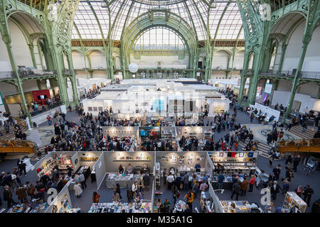 Parigi - 10 novembre: Paris Photo art fair ad alto angolo di visione con persone al Grand Palais il 10 novembre 2017 a Parigi, Francia. Foto Stock