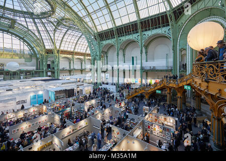 Parigi - 10 novembre: Paris Photo art fair ad alto angolo di visione con persone guardando dalla terrazza al Grand Palais il 10 novembre 2017 a Parigi, Francia. Foto Stock