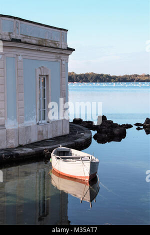 L'elegante Casina Vanvitelliana sul lago Fusaro, Pozzuoli, Napoli, Italia Foto Stock