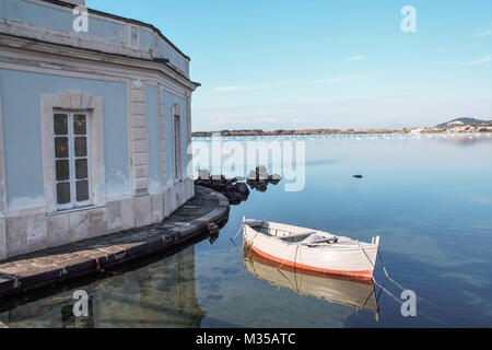 L'elegante Casina Vanvitelliana sul lago Fusaro, Pozzuoli, Napoli, Italia Foto Stock