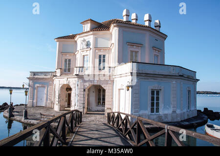 L'elegante Casina Vanvitelliana sul lago Fusaro, Pozzuoli, Napoli, Italia Foto Stock