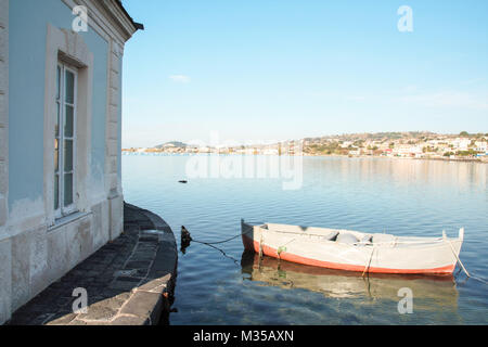 L'elegante Casina Vanvitelliana sul lago Fusaro, Pozzuoli, Napoli, Italia Foto Stock