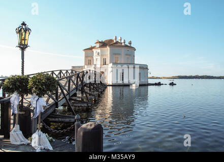 L'elegante Casina Vanvitelliana sul lago Fusaro, Pozzuoli, Napoli, Italia Foto Stock