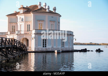 L'elegante Casina Vanvitelliana sul lago Fusaro, Pozzuoli, Napoli, Italia Foto Stock