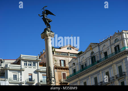 Dettaglio dell'obelisco di Piazza dei Martiri nel quartiere Chiaia di napoli Italia Europa Foto Stock