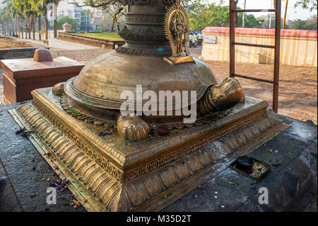 Bhairav e statua di tartaruga, Vadakkumnathan tempio di Shiva, Thrissur, Kerala, India, Asia Foto Stock