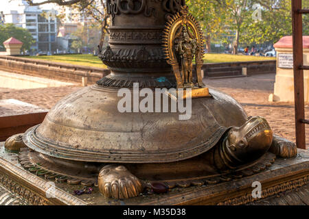 Bhairav e statua di tartaruga, Vadakkumnathan tempio di Shiva, Thrissur, Kerala, India, Asia Foto Stock