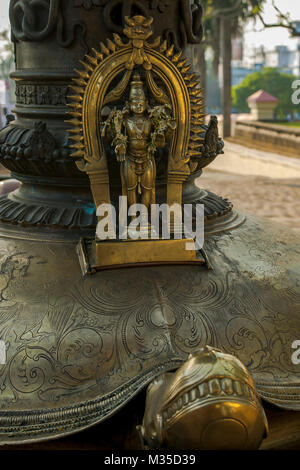 Bhairav e statua di tartaruga, Vadakkumnathan tempio di Shiva, Thrissur, Kerala, India, Asia Foto Stock