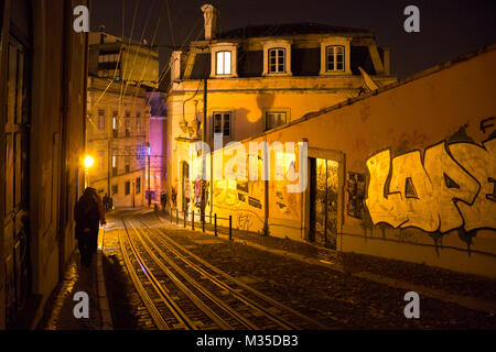 Lisbona, Portogallo - 7 dicembre 2017 - La tipica corsa della funicolare Elevador da Glória, in Calcada da Gloria, è una street art gallery di godere l'arte Foto Stock
