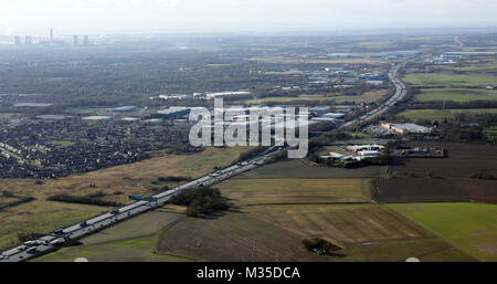 Vista aerea guardando verso est lungo M62 a Warrington, Regno Unito Foto Stock