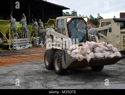 HEPHZIBAH, Ga. 4 Ottobre 2015 - Un esercito della Georgia la Guardia Nazionale engineer offre un carico di sacchi di sabbia mentre guardie della 810th Engineer Azienda e 278th Polizia Militare Azienda riempire i sacchi di sabbia in previsione dell'Uragano Joaquin. I soldati, insieme con la Georgia di difesa dello Stato volontari di forza e sfida i giovani cadetti dell'Accademia sono 8.000 riempimento di sacchi di sabbia per uso nella zona di Augusta. In Georgia la Guardia Nazionale foto di Capt. William Carraway / rilasciato la preparazione per le alluvioni dalla Georgia la Guardia Nazionale Foto Stock