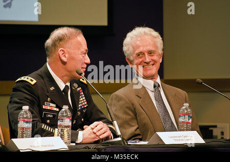 Lt. Gen. Stephen R. Lanza, comandante generale, ho Corps, Base comune corda Lewis-Mc, sinistra e Clark Sorenson, direttore del Centro per gli studi Coreani, Henry M. Jackson Scuola di Studi Internazionali, Università di Washington - Tacoma, diritto, indirizzo ai partecipanti durante la vista sul Pacifico simposio presso la UW-T, Ottobre 29, 2015. Il simposio è stato sugli Stati Uniti' ribilanciamento strategico per la regione Asia Pacifico. (U.S. Esercito foto di Sgt. Gelsomino Higgins, 28 Affari pubblici distacco) parla di noi' riequilibrare la Indo-Asia-Pacifico da #PACOM Foto Stock