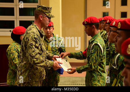 151104-N-QV906-089 Bandar Seri Begawan, Brunei (4 novembre 2015) membri della Costiera gruppo fluviale 1 Distacco Guam, presente riconoscimenti e certificati di completamento per i membri della Royal Navy Brunei Polizia Militare dopo la conclusione di antiterrorismo/forza di formazione di protezione durante la cooperazione a galla la prontezza e la formazione (Carati) Brunei 2015, nov. 4. Carato è una serie annuale di bilaterali esercizi marittimo tra Stati Uniti Navy, U.S. Marine Corps e le forze armate di nove nazioni partner di includere il Bangladesh, Brunei, Cambogia, Indonesia, Malaysia, Filippine, Singapore, Tailandia Foto Stock