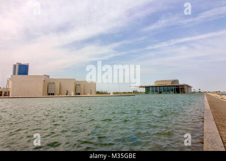 Il Museo Nazionale del Bahrain e il Teatro Nazionale di Manama si trovano vicino al re Faisal autostrada Foto Stock