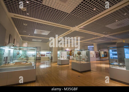 Il Dilmun exhibition hall all'interno il Museo Nazionale del Bahrain è il più grande e uno dei più antichi musei pubblici in Bahrain, vicino il re Faisal Hig Foto Stock