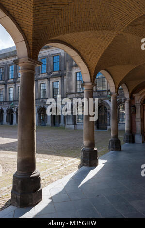 Colonnato con soffitto a volta in Binnenhof (corte interna). Den Haag (L'Aia), Paesi Bassi Foto Stock