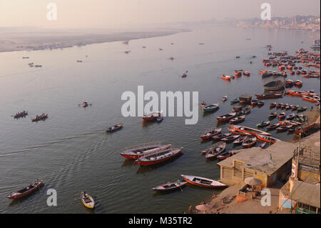Vista del fiume Gange a Varanasi dal Schindhia Guest House Foto Stock