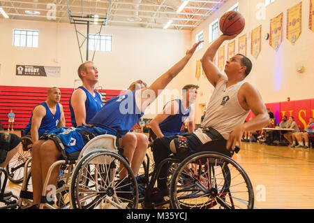 Ritirato U.S. Navy Chief Petty Officer Javier Rodriguez-Santiago, Team Navy stati, spara una palla da basket durante un basket in carrozzella gioco al 2015 del Dipartimento della Difesa USA (DoD) Warrior giochi al Barbiere Centro Fitness, Quantico, Va., 20 giugno 2015. Il Guerriero Giochi, fondata nel 2010, è un paralimpico stile di concorrenza che dispone di otto sport adattativo di feriti, malati e feriti i membri del servizio e reduci dalla U.S. Esercito, Marine Corps, Navy/Coast Guard, Air Force, il Comando Operazioni Speciali e le forze armate britanniche. Quest anno segna la prima volta il DoD si assume la responsabilità di o Foto Stock