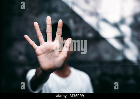 Smettere di abusare di violenza, terrorizzato , un bambino impaurito.Stop abusando della violenza, terrorizzato , un bambino impaurito Foto Stock