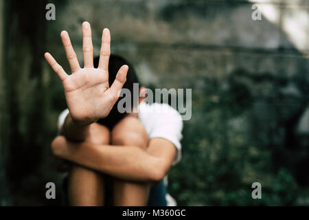 Smettere di abusare di violenza, terrorizzato , un bambino impaurito.Stop abusando della violenza, terrorizzato , un bambino impaurito Foto Stock