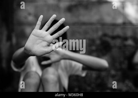 Smettere di abusare di violenza, terrorizzato , un bambino impaurito.Stop abusando della violenza, terrorizzato , un bambino impaurito Foto Stock