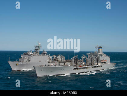 150719-N-NP779-193 OCEANO INDIANO (19 luglio 2015) Il Sealift militare il comando della flotta oliatore di rifornimento USNS Tippecanoe (T-AO-199) è in corso a fianco del dock anfibio sbarco nave USS Ashland (LSD 48) durante un rifornimento in mare. Ashland è assegnato al Bonhomme Richard Expeditionary Strike gruppo ed è di pattuglia NEGLI STATI UNITI 7 flotta area di operazioni. (U.S Navy foto di comunicazione di massa Specialist 1a classe Ty C. Connors/RILASCIATO) USS Ashland e USNS Tippecanoe effettuare il rifornimento in mare da #PACOM Foto Stock