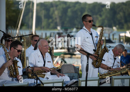 150719-N-DD694-004 WOODBRIDGE, Va. (Luglio 19, 2015) Senior Chief Musician Luis Hernandez, di Miami, Florida, prende un sassofono tenore solista con gli Stati Uniti Navy Band Commodores a Belmont Bay di Woodbridge, Va. Il Commodores eseguire gratuitamente concerti pubblici durante tutto l'anno. (U.S. Foto di Marina dal musicista di prima classe Jonathan Barnes/RILASCIATO) 150719-N-DD694-004 dalla Marina degli Stati Uniti Band Foto Stock