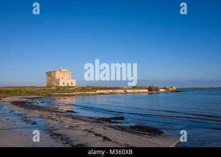 XVI Secolo antica torre difensiva Torre Guaceto lungo la costa della Puglia. Italia Foto Stock