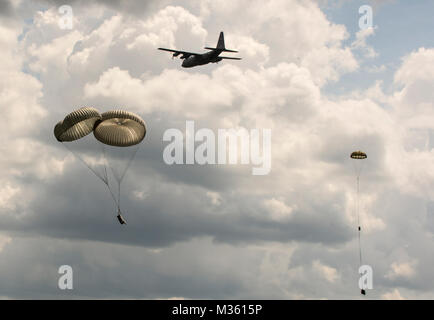 Air National Guard C-130H da più membri conducono una combinazione di formazione di grandi dimensioni air drop su Alpena Combat Readiness Training Center, Mich, luglio 24, 2015. Sciopero settentrionale 2015 combina aria e forze di terra spanning 25 gli Stati membri e i quattro paesi della coalizione. L'esercizio ha avuto luogo dal 13 luglio al 1 agosto. (U.S. Air Force photo by Staff Sgt. Matteo Bruch/RILASCIATO) Sciopero Settentrionale 2015 da La Guardia Nazionale Foto Stock