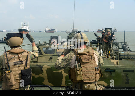 150807-N-FN215-194 Surabaya, Indonesia (Agosto 7, 2015) - USA I marinai della marina militare, assegnato a Costiera squadrone fluviale (CRS) 3, e indonesiano "Kopaska" Naval Special Forces pratica tecniche di interdizione a bordo di un comando fluviale barca durante la cooperazione a galla la prontezza e la formazione (Carati) Indonesia 2015. Nel suo ventunesimo anno, Carat è un annuale, esercizio bilaterali serie con gli Stati Uniti Navy, U.S. Marine Corps e le forze armate di nove nazioni partner inclusi, Bangladesh, Brunei, Cambogia, Indonesia, Malaysia, Filippine, Singapore, Thailandia e Timor Est. (U.S. Foto di Marina di Massa communi Foto Stock