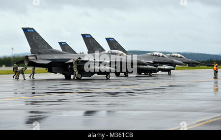 Stati Uniti Air Force manutenzione aviatori preparare F-16 Fighting Falcons assegnato all'Air National Guard il 179th Fighter Squadron, fuori di Duluth, Minn. Air National Guard per il primo lancio di Red Flag-Alaska 15-3 il 10 agosto 2015, a Eielson Air Force Base in Alaska. La Minnesota ANG è che partecipano a questo Pacific Air Forces commander-campo diretto esercizio di addestramento per gli Stati Uniti e il partner le forze della Nazione, fornendo offensiva combinata contro-aria, interdizione aria vicino il supporto e la grande forza della formazione professionale in un combattimento simulato l'ambiente. (U.S. Air Force foto di Airman 1. Classe Kyle Johnso Foto Stock