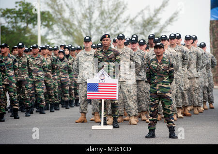 Forze armate membri di Stati Uniti e Malesia stand in formazione durante l'esercizio Keris Aman 2015 cerimonia inaugurale svoltasi presso il Camp Segenting esercito dell Accademia parata a terra, 11 agosto, a Port Dickson, Malaysia. Keris Aman è una multinazionale di evento di formazione co-ospitato dalla malese delle Forze Armate e DEGLI STATI UNITI Pacifico Comando con i rappresentanti di 29 nazioni partecipanti. Eventi di formazione ed esercizi come Keris Aman contribuire al mantenimento della pace regionale della capacità di formazione e di rafforzare la cooperazione multinazionale in missioni globali. (U.S. Air Force photo by Staff Sgt. Christopher Hubenthal) Exer Foto Stock