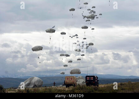 Giappone terra Forze di autodifesa dal 1° Brigata Aerea e quarta brigata (airborne), XXV divisione di fanteria paracadutisti eseguire un inserimento airborne aviosuperficie e sequestro a Fort Greely, Alaska, 12 agosto. Questo evento è stato parte di esercizio Arctic Aurora 2015. (U.S. Foto dell'esercito da Staff Sgt. Daniel amore) USA e Giappone terra Forze di autodifesa condotta esercizio Arctic aurora in Alaska con #PACOM Foto Stock