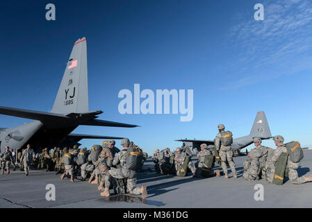 Stati Uniti Soldati con il primo battaglione (airborne), 501reggimento di fanteria, e membri del Giappone terra Forza di Autodifesa attendere a bordo di una C-130 Hercules da Yokota Air Base, Giappone, durante Flag-Alaska rosso a base comune Elmendorf-Richardson, Alaska, Agosto 12, 2015. Più di 60 U.S. I soldati dell esercito e più di venti membri JGSDF scavalcato da più C-130 Hercules durante la formazione. Più di venti paesi alleati hanno partecipato in rosso Flag-Alaska sin dal suo concepimento, migliorando l'integrazione e interoperabilità e cross-competenze culturali. (U.S. Air Force photo by Staff Sgt. Cody H. Ramirez/R Foto Stock