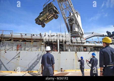 150819-N-KM939-269 SAIPAN Harbour, Saipan (Agosto 19, 2015) - marinai del dock anfibio sbarco nave USS Ashland (LSD 48) ingranaggio di carico a partire dal trentunesimo Marine Expeditionary Unit (MEU) durante i soccorsi in Saipan. Ashland e avviato il 31 MEU sono assegnati al Bonhomme Richard Expeditionary Strike gruppo ed è di pattuglia NEGLI STATI UNITI 7 flotta area di operazioni. (U.S. Foto di Marina di Massa lo specialista di comunicazione di terza classe David A. Cox/RILASCIATO) Marinai e Marines Support Typhoon Soccorsi in Saipan da #PACOM Foto Stock