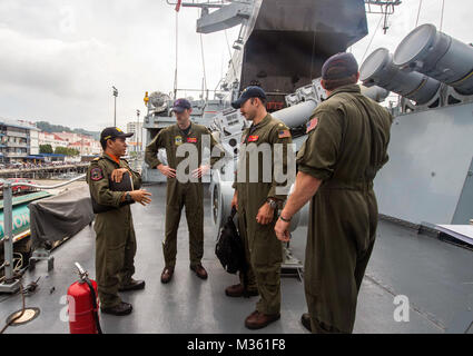 150818-N-MK881-128 SANDAKAN, Malaysia (18 agosto 2015) Lt. La Cmdr. Rosli B. Ismail, Superlynx coordinatore tattico, Royal Navy malese, dà un tour del Lekiu-class missile frigate KD Hang Jebat FFGH (29) servente sotto la Royal Navy malese, aviatori, assegnato all'elicottero Maritime Strike Squadron (HSM) 35, di distacco 3, attualmente imbarcato a bordo del Littoral Combat Ship USS Fort Worth (LCS 3), nel corso di un simposio di aviazione come parte della cooperazione a galla la prontezza e la formazione (Carati) Malaysia 2015. Carato è un annuale, esercizio bilaterali serie con gli Stati Uniti Navy, U.S. Marine Foto Stock