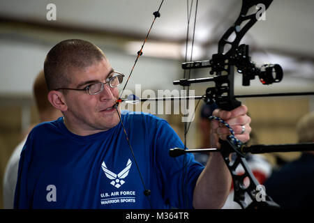 Ritirato Tech. Sgt. Matteo Hiniker, guerriero ferito, tira indietro una freccia con un morso tab durante un tiro con l'arco adattativo di classe come parte della Air Force guerriero ferito (AFW2) Programma di cura del guerriero caso Agosto 27, 2015, in corrispondenza del giunto di base corda Lewis-Mc, nello Stato di Washington Il guerriero cura le funzioni di evento adattativo e riabilitativa in attività sportive, carriera disponibilità, recuperando Airman attività di Mentor e formazione del personale sanitario. (U.S. Air Force photo by Staff Sgt. Ashley Hotel Hyatt/RILASCIATO) 150827-F-WH920-052 dalla Air Force guerriero ferito Foto Stock