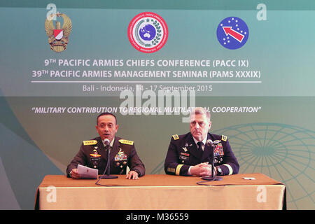 Gen. Mulyono, esercito indonesiano capo del personale e gen. Mark A. Milley, U.S. Capo di stato maggiore dell esercito, condurre un accordo bilaterale in materia di conferenza stampa dopo la cerimonia di apertura per il nono Pacific eserciti conferenza dei capi (PACC IX) a Denpasar, Indonesia, Sett. 14. PACC è una biennale executive forum di difesa per i capi militari di personale proveniente da paesi di tutto il Indo-Asia regione del Pacifico, America del Nord e in alcune parti d'Europa. 9 eserciti pacifico conferenza dei capi in corso in Indonesia da #PACOM Foto Stock