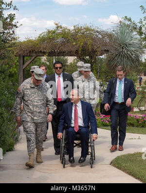 Texas Gov. Greg Abbott e il Mag. Gen. William 'Len' Smith, Vice aiutante generale e Comandante del Texas Army National Guard, soddisfare prima di una presentazione del Texas cuore viola a quattro Texas guardie nazionali a una cerimonia di premiazione che si terrà a Fort Sam Houston a San Antonio, Sett. 24, 2015. Le guardie sono state distribuite con il primo squadrone, 112reggimento di cavalleria, che è stato parte della forza multinazionale e osservatori (MFO) missione in Egitto, quando essi hanno ricevuto le loro ferite. (U.S. Esercito nazionale Guard foto di Sgt. 1. Classe Malcolm McClendon). Texas Governor awards Texas cuore viola al Texas Nat Foto Stock