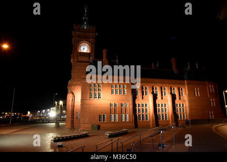 Notte foto del Senedd l'Assemblea nazionale del Galles e il Pier Head Building, la Baia di Cardiff, Galles del Sud Foto Stock