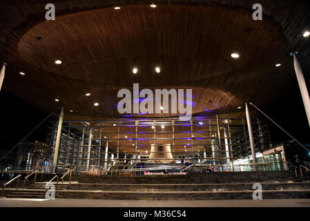 Notte foto del Senedd l'Assemblea nazionale del Galles e il Pier Head Building, la Baia di Cardiff, Galles del Sud Foto Stock