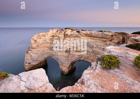 Algarve, Portogallo. Natura festeggia il giorno di San Valentino. Amazing seascape di romantico scenario. A forma di cuore in roccia Marinha Beach sulla costa meridionale Foto Stock