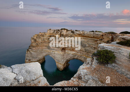 Algarve, Portogallo. Natura festeggia il giorno di San Valentino. Amazing seascape di romantico scenario. A forma di cuore in roccia Marinha Beach sulla costa meridionale Foto Stock